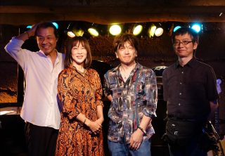 昨日の9/23、吉祥寺MANDA-LA2さんで行われましたMikiko Arai Bandのライブにお越しいただきました皆さま。お休みの日の夜に足をお運びくださいまして本当にありがとうございました。皆さまのおかげで無事にライブを終えることができました。ありがとうございます！！  2018年の12月にライブをスタートしたこのバンドが今年の12月で7年になるのか、と思うととても感慨深く、、、。これまで支えてくださったお客様、ライブハウスのスタッフの皆さま、家族のような友人の皆さまへのありがたさを思うと、もう胸がキューっと熱くなります。
これからもお越しいただいた皆さまに少しでも気分転換できたり、楽しかった！と思っていただけるよう精進してまいりたいと思います。タイミングが合いましたら気軽にお寄りいただけると嬉しいです。  ３ヶ月ごとを目安にライブをお送りしているのですが、次回はスケジュールの都合で４ヶ月後の1/16（金）となりました。
今回のライブで年内のライブは最後になりましたが、また新しい年を迎えたすぐ後、吉祥寺MANDA-LA2さんでメンバー一同お待ちしております！  少し早いのですが、2025年もMikiko Arai Bandをありがとうございました！  PS
お写真をお送りいただきました。
ゆうさん、ありがとうございます！  < 9/23 演奏曲>
1st
1. Find Your Way
2. Long Drive
3. Airways
4. Midnight Crazies
5. Nostalgia
6. Follow The Path (Midnight Star Cover)
7. Lovely Days  2nd
1. Drifting
2. In Another World
3. Quando Você Passa ( Rosalia de Souza Cover )
4. Un Jour ( Encore#19 music by M.Uemura )
5. Kitto
6. Insecure
7. Bitter Sweet Rain  Enc. Message  #mikikoaraiband #進藤陽悟 #森伸弘 #植村昌弘 #mikikoarai