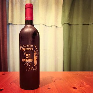 急に風が秋めいて参りました。過ごしやすくなって嬉しい気持ちと、少しだけ寂しい気持ちも。  感激のワインは、夏の終わりに姉から届いた誕生日プレゼント。さて。これはいつ開けようかな、、、？
 明日になりました！9/23(火・祝)、吉祥寺Manda-La2さんにて2ステージ、心を込めてお送りいたします。終演後にみなさまと一緒に乾杯🍺できるのを楽しみにしております。もしもタイミングが合いましたら、是非お気軽に遊びにいらしてくださいませ。
メンバー一同、お待ちしております！  ——  Mikiko Arai Band
Live @ Manda-La 2
" In Another World "  2025年9月23日（火・祝）
開場17:30
開演18:30(2stage)
MC￥3200＋order  Vocal  Mikiko Arai
Piano & Fender Rhodes  進藤陽悟
Bass  森伸弘
Drums  植村昌弘  Manda-La 2
https://www.manda-la2.com
〒180-0003 東京都武蔵野市吉祥寺南町2-8-6 第18通南ビル地下１階
0422-42-1579  Mikiko Arai website
https://tmam.info  ご予約はメンバーやSNS、お店にご連絡いただけると嬉しいです。よろしくお願いいたします。  #mikikoaraiband #進藤陽悟 #森伸弘 #植村昌弘 #mikikoarai