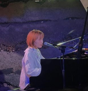 少し前のこと。エマちゃんのライブを聴きにMANDA-LA2さんへ。いつもハッとしてグッとくるステージをホントにありがとう。エマちゃんのピアノは、ホントに美しくて。。泣ける。  #emmamizuno