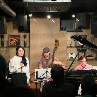 エマちゃんのライブの次の日、そのかさんのバースデーライブで吉祥寺stringsさんへ。今年は伺えて良かった🎂😭。  そのかさんの透き通る声、そして心地よい波に身も心も委ねさせていただいた2ステージ。あっという間でした。素敵だったー😭。  連チャンで心揺さぶる音楽に浸り、幸せな週末になりました。思いがけずの再会もたくさんあって、ほんっとに嬉しかった。  ライブ後は、エマちゃんと吉祥寺であれやこれやしてあっという間に夜。かけがえのないひとときでした。  ギフトのような週末でした🎁。ご一緒してくださいましたみなさま、ありがとうございました！