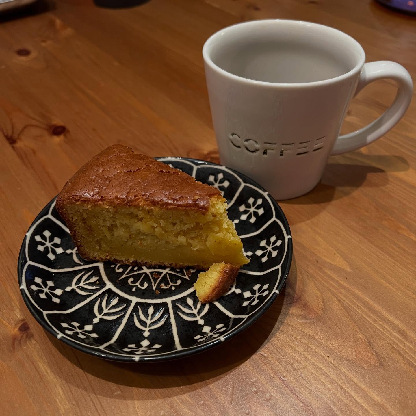 いただいたもろこしケーキが本当に本当に美味しくて…。改めて感動です😭。ありがとうございます❤️。また行かなくちゃ! #もろこしケーキ #アルムコーヒー