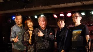 昨日1/16(金)、吉祥寺MANDA-LA2さんでのライブにお越しくださいました皆様。お忙しい年始の週末に足をお運びくださいまして、どうもありがとうございました🙇♂️。 2026年最初のライブでもあり、またこの日はとても大切な日でもありました。そんな日に、スペシャルゲストに素晴らしいギタリスト岩見和彦さんをお迎えし、たくさんの皆様にお聴きいただき、もう感激で…胸がいっぱいになりました。みなさま、本当にありがとうございました。打ち上げも楽しかったです! 次回のライブは、少し間が開きまして、吉祥寺MANDA-LA2さんにて、5/29(金)にお送りいたします。
メンバー一同、皆様のお越しを心よりお待ちしております。 <1/16 演奏曲>
1st
1. Bitter Sweet Rain
2. Hydrangea
3. Numbering
4. Composure
5. Loosen Up
6. Un Jour (Encore#19 music by M.Uemura)
7. Vacasiones 2nd
1. Canção De Amor (Elano de Paula, Chocolate / Toquinho Cover)
2. Drifting
3. In Another World
4. Midnight Crazies
5. Believin’ 2023 (Kazuhiko Iwami)
6. Nostalgia
7. Kitto
Enc. Insecure