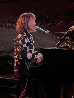 昨日はエマちゃんのライブ観戦で吉祥寺MANDA-LA2さんへ。
心の隅っこにあるヒリヒリしたものを、音に、言葉にして、全力でぶつかってきてくれる彼女の世界がすごく好きだ。そして何よりも優しい。
ピアノの前でギターも弾いてしまう。惚れてまうやろー。
衣装も秀逸。 #emmamizuno