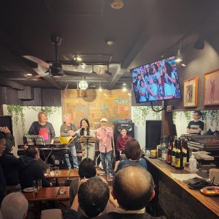 そして西荻窪w.jazzへ新井現詞さんのバースデーライブ。現詞さんの生声を聴くのは本当に久しぶりでした。相変わらずの優しく深いお声にうるうるきてしまいました。文句なしのおしゃれなサウンド。でもそれだけではなく、その中には優しさと美しさと切なさ、そして寂しさもあり。大先輩からは今までも、そしてこれからもたくさんのことを教えていただきたく。。次回も楽しみにしております。そして「Find your way」をルネちゃんが歌ってくださって大感激😭。慌ててバッグの中からスマホを取り出そうとガサガサ探したりして。(仕切りのない大きなずた袋はこういう急いでいる時、探し物を隠しますよね。苦笑) 姿も心も美しいルネちゃんが心を込めて歌ってくださり泣けてしまいました、鼻水。素晴らしい歌と演奏を、、、ありがとうございました😭。また聴きたい😭。  終演後は久しぶりにみなさんとゆっくり過ごせて楽しかったな。  幸せな夜になりました。